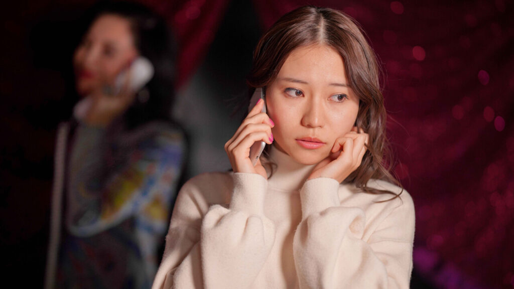 電話占いをする女性