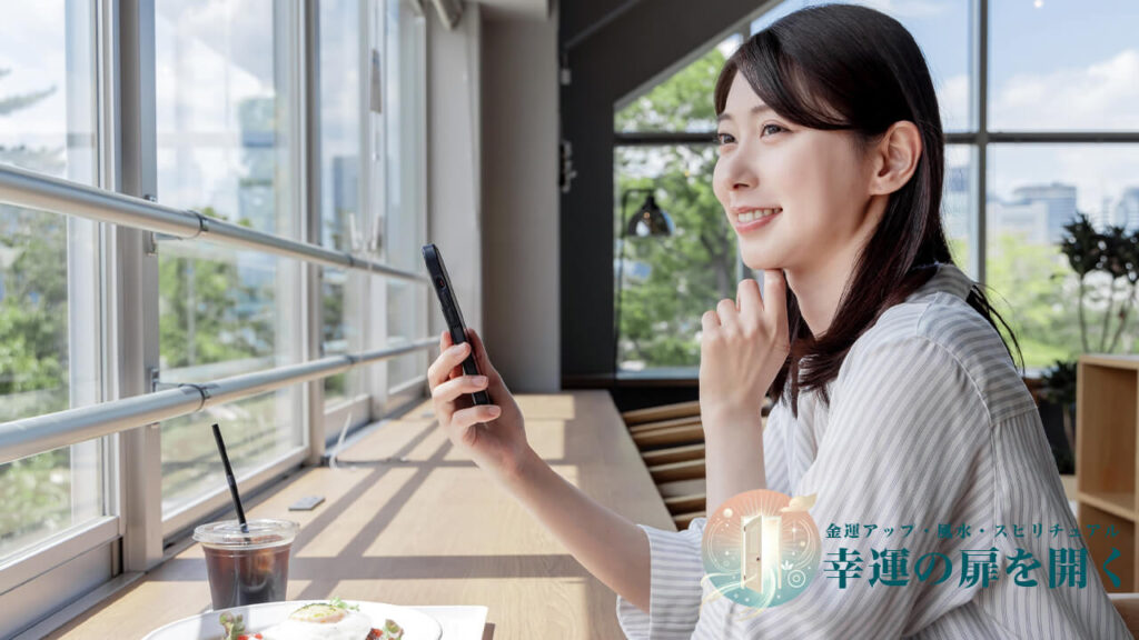 会話が続かなくても焦らずに元彼と連絡を取る笑顔の女性