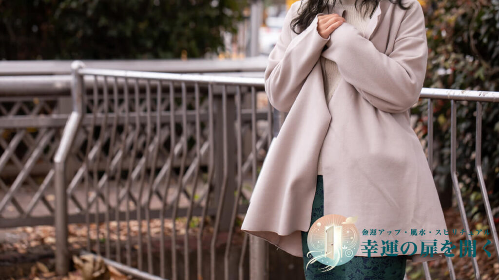 占いでドキドキしている女性
