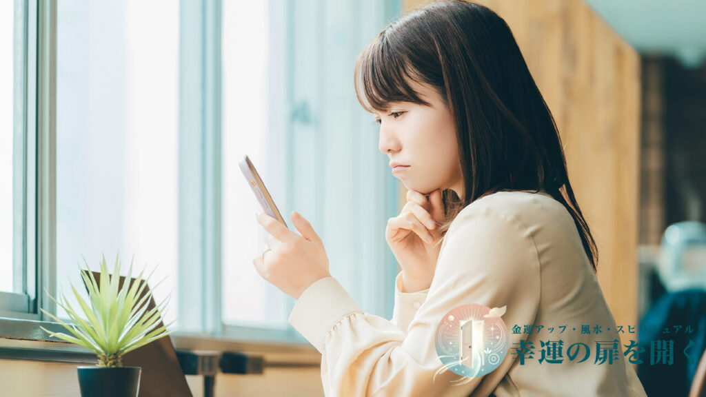 元彼にどんなLINEを送ればいいかスマホを見て考えている女性