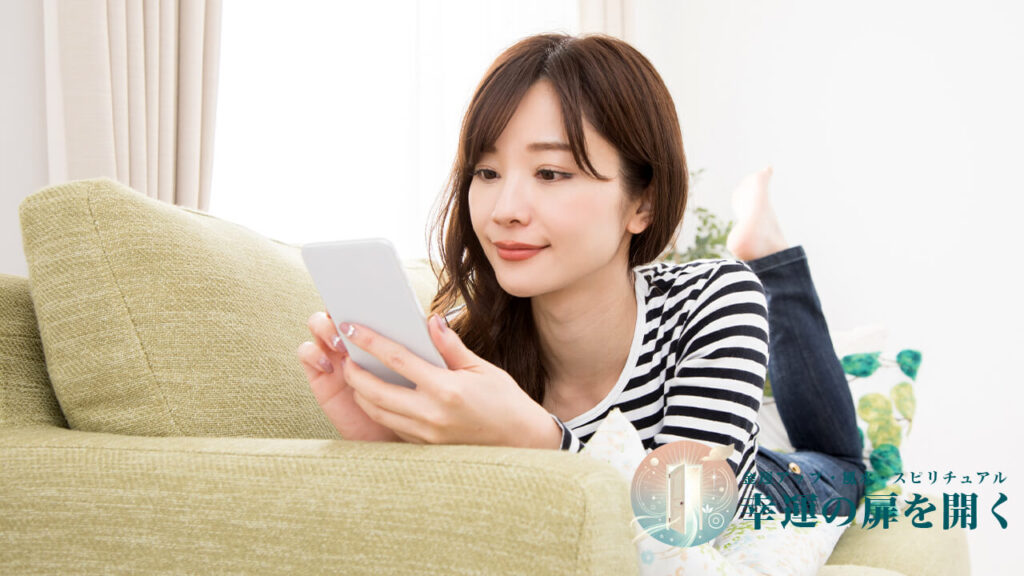 例文で気軽に送れるようになって元彼に笑顔で連絡する女性