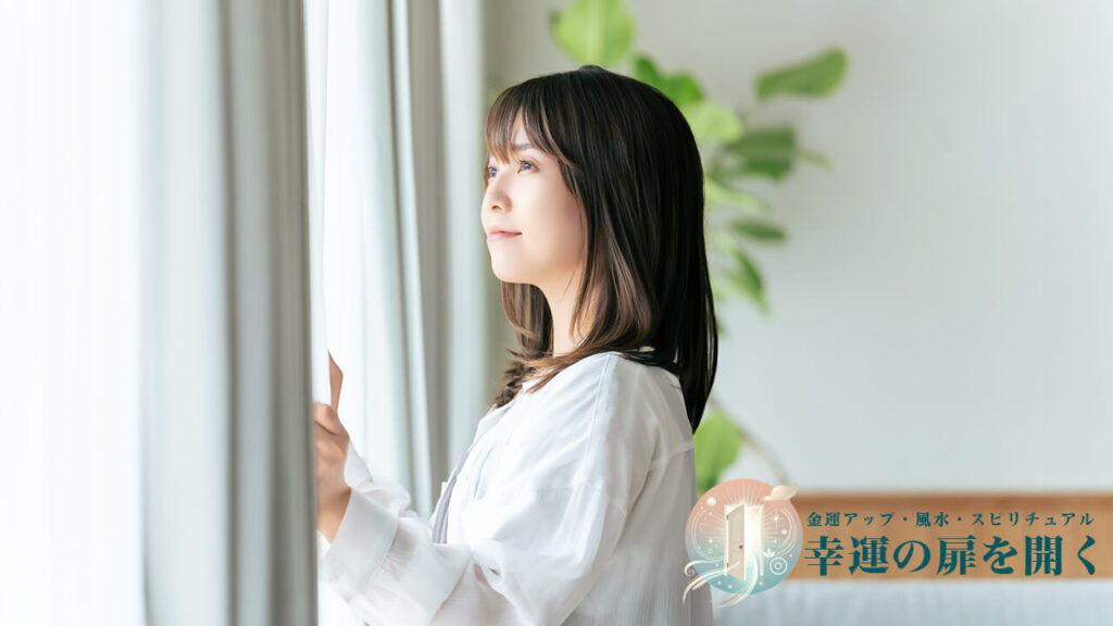 謝罪をして自分を変えようとして窓の外を見ている女性