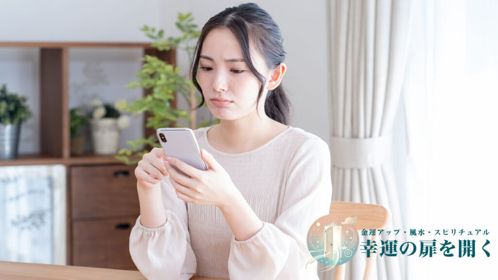 LINEで短文メッセージを書く女性