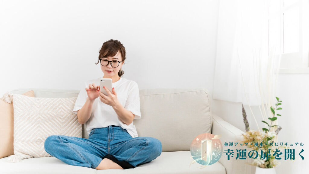 3行以内の短文テンプレ集からメッセージを選んで送る女性