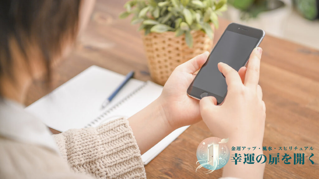 復縁LINE文面テンプレを使ってメッセージ内容をスマートフォンに打ち込んでいる女性