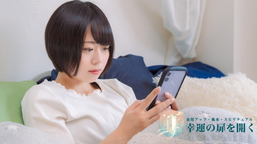 謝罪すべき時がわからずスマホを見て連絡しようか悩む女性