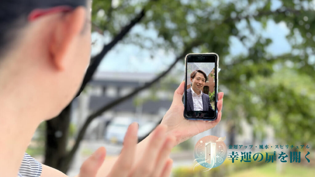 スマホのビデオ通話で会話をする遠距離恋愛中のカップル