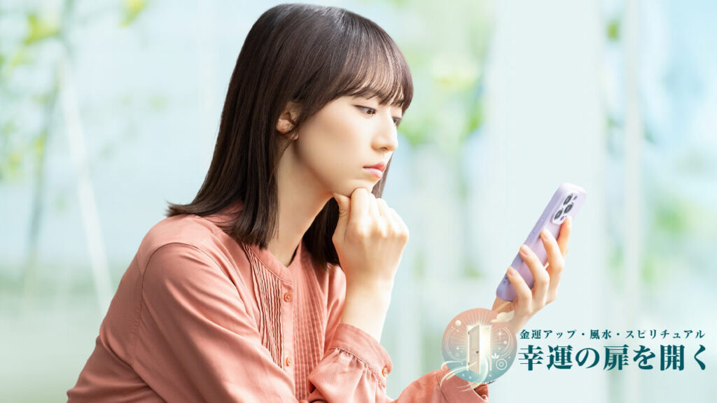 LINEの返信が来なくて不安になりながらスマホを見つめる女性