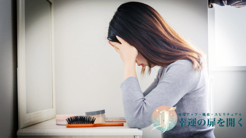 不倫関係が終わった後鏡の前で頭を抱えて悩む女性
