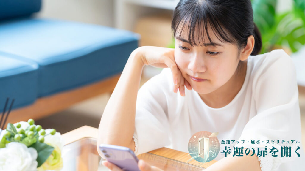 喧嘩別れした後に連絡するかどうか悩んでいる女性