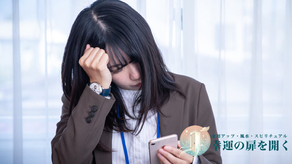 既読にならずスマホを見て悩む女性