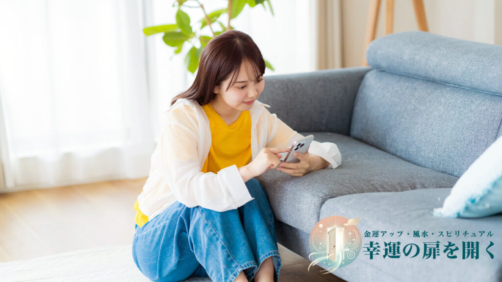 リビングで復縁したい彼氏にスマホでメッセージを送る女性