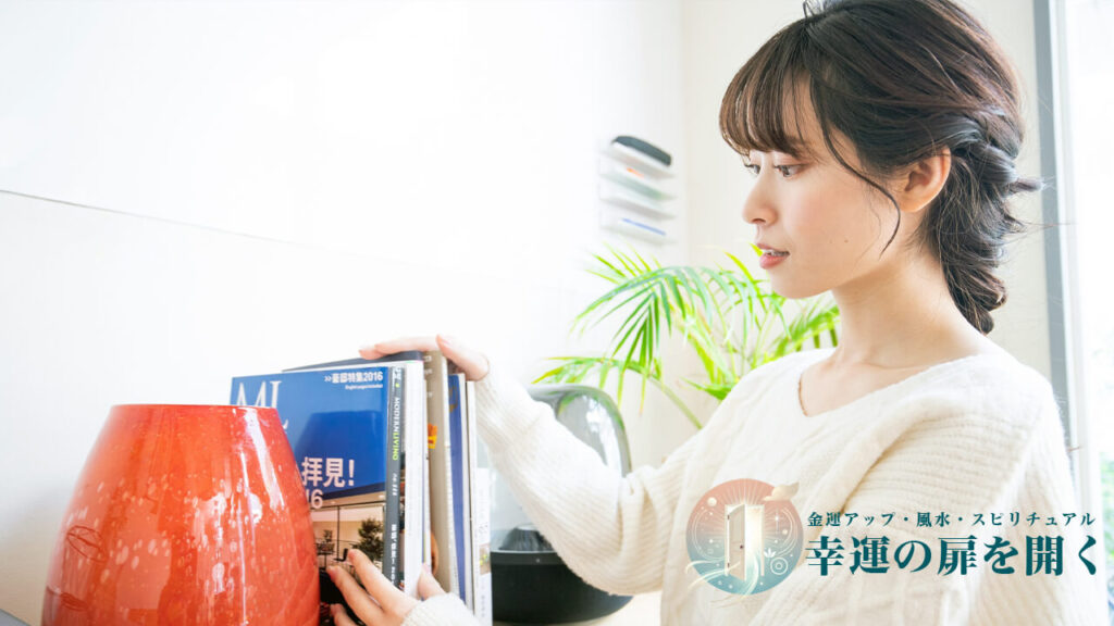 返信がこないことに焦らずに、部屋を整頓して心を整える女性