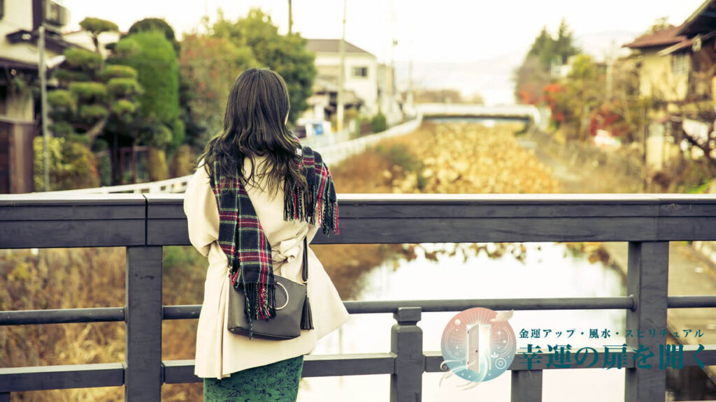 価値観の違いで別れてしまい悲しむ女性の後ろ姿